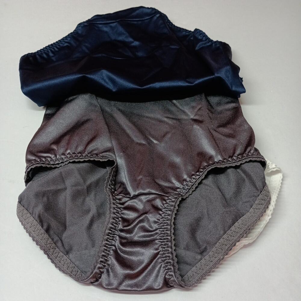 Vanity Fair Radiant Collection Light Control Undershapers 3 Pack Briefs S/5 - Picture 3 of 5